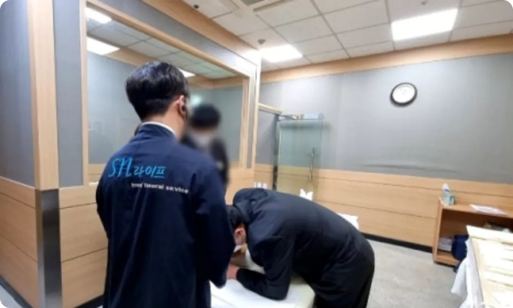 SN라이프 장례식 2일차 입관식 | 장례지도사가 가족을 입관실로 안내합니다.