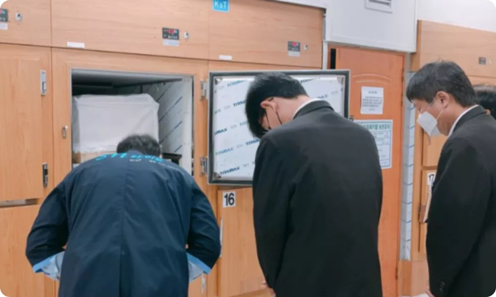 SN라이프 장례식 2일차 입관식 | 고인을 관에 모시고 천판을 닫습니다. 기독교의 경우 목사가 예배를 집례할 수 있습니다. 관을 안치실로 옮깁니다.