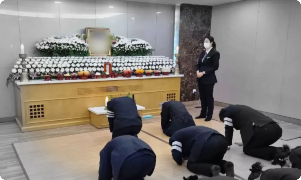 SN라이프 장례식 2일차 입관식 | 성복제를 지내고, 기독교는 입관예배를 드립니다. 저녁 5시경 상식을 올리는 것으로 2일차가 마무리됩니다.