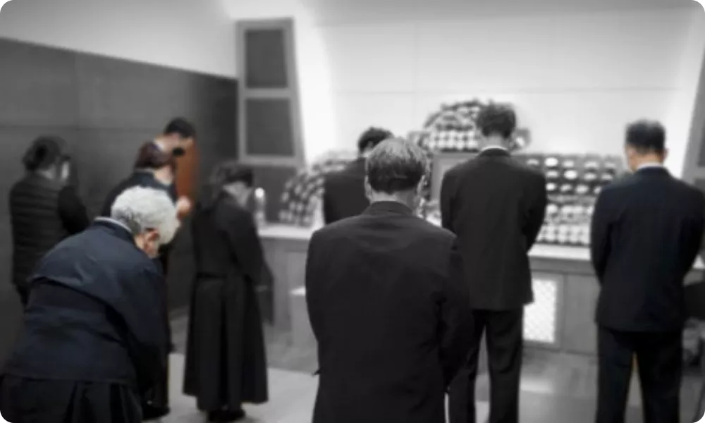 SN라이프 장례식 3일차 발인 | 발인 제사나 예배 후, 영정사진을 손자, 사위, 조카 중 한 명이 맨 앞에서 모십니다. 기독교의 경우 목사가 영정 앞에 설 수 있습니다. 그 뒤로 맏상주, 운구 인원, 가족들 순으로 안치실로 이동합니다.