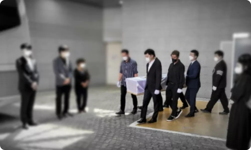 SN라이프 장례식 3일차 발인 | 안치실에서 영정사진이 선두로 서고, 상주가 관의 사인을 확인합니다. 운구 인원이 관을 들어 장의차량까지 이동합니다. 관을 차량에 모신 후 인사를 하고 화장장으로 출발합니다.
