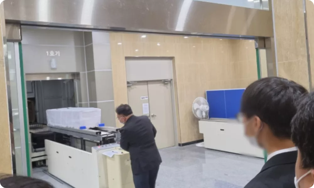 SN라이프 장례식 화장장 도착 | 상주는 사무실에서 서류를 접수합니다. 화장이 시작되면 화로에 모셔지는 모습을 확인 후, 유족대기실에서 약 1시간 30분간 대기합니다.
