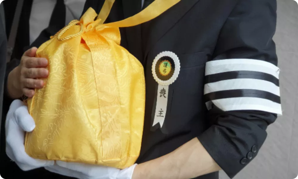 SN라이프 장례식 화장장 도착 | 화장 완료 안내 방송 후, 상주가 유골함을 들고 영정을 선두로 분골실로 이동합니다. 유골을 인도받은 후 장의 버스로 이동합니다.